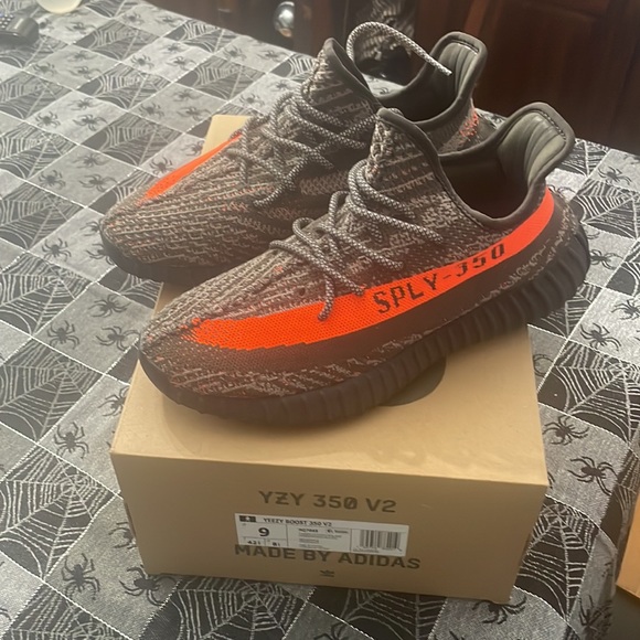 Yeezy 350 V2 size 9 - Picture 4 of 4